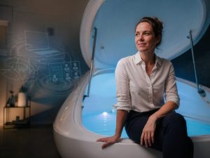 Werkgever die investeert in welzijn toont medewerker bij floatcabine als moderne HR-tool voor stressherstel