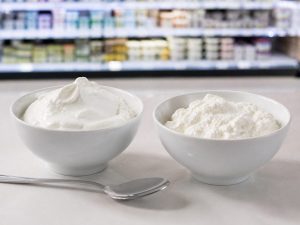 Skyr en kwark naast elkaar in kommen, als vergelijking van textuur en zuivelkeuze