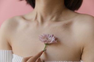 Een vrouw met een bloem